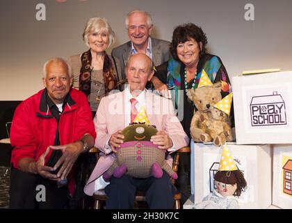 Derek Griffiths, Virginia Stride, Johnny Ball, Brian Cant, Carol Chell und Spielzeuge von Playschool, die an der Wiedervereinigung der Playschool zum 50. Geburtstag in den Riverside Studios in London teilnahmen. Stockfoto