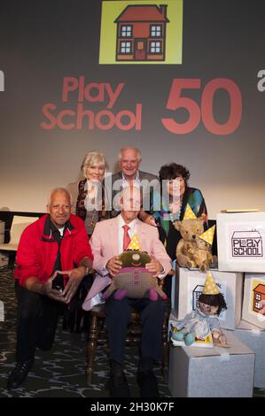 Derek Griffiths, Virginia Stride, Johnny Ball, Brian Cant, Carol Chell und Spielzeuge von Playschool, die an der Wiedervereinigung der Playschool zum 50. Geburtstag in den Riverside Studios in London teilnahmen. Stockfoto