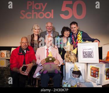 Derek Griffiths, Virginia Stride , Johnny Ball, Brian Cant, Carol Chell, Chris Jarvis und Spielzeuge von Playschool, die an der Wiedervereinigung von Playschool zum 50. Geburtstag in den Riverside Studios in London teilnahmen. Stockfoto