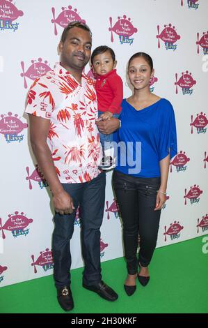 Sergeant Johnson Beharry VC und Familie besuchen die Night Garden Live Premiere im O2 Greenwich, London. Stockfoto