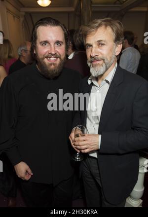 Michael Spyers (Cellini) und Christoph Waltz bei der Eröffnungsnacht nach der Party von ENO's Benvenuto Cellini unter der Regie von Terry Gilliam im London Coliseum, St Martin's Lane - London Stockfoto