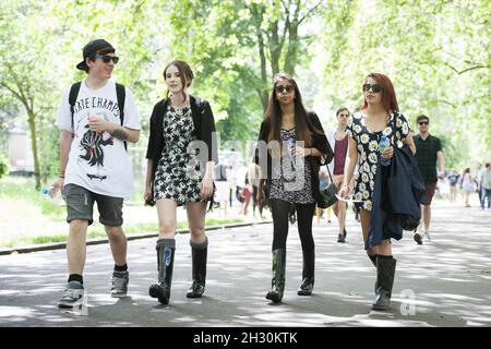 Festivalbesucher kommen am ersten Tag des Field Day Festivals im Victoria Park, London an. Stockfoto