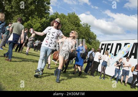 Festivalbesucher am ersten Tag des Field Day Festivals im Victoria Park, London. Stockfoto