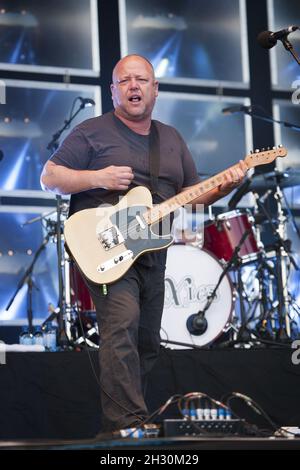Black Francis of the Pixies spielt live auf der Bühne am zweiten Tag des Field Day Festivals 2014, Victoria Park - London Stockfoto
