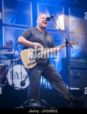Black Francis of the Pixies spielt live auf der Bühne am zweiten Tag des Field Day Festivals 2014, Victoria Park - London Stockfoto