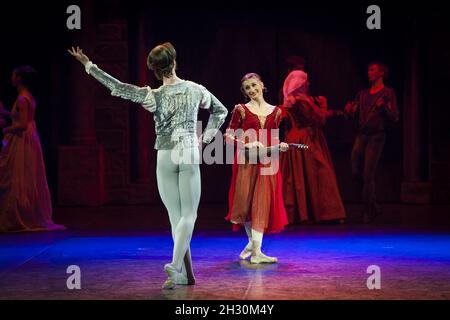 Vadim Muntagirov (Romeo) und Daria Klimentova (Julia) Proben in Englisch National Ballet's Romeo und Julia, in der Royal Albert Hall - London Stockfoto