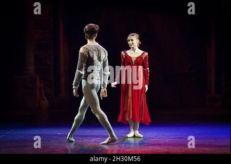 Vadim Muntagirov (Romeo) und Daria Klimentova (Julia) Proben in Englisch National Ballet's Romeo und Julia, in der Royal Albert Hall - London Stockfoto
