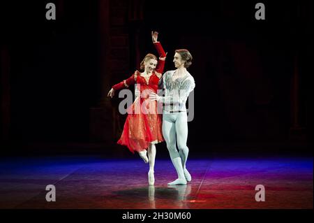 Vadim Muntagirov (Romeo) und Daria Klimentova (Julia) Proben in Englisch National Ballet's Romeo und Julia, in der Royal Albert Hall - London Stockfoto