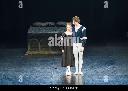 Daria Klimentova und Vadim Muntagirov auf der Bühne während Darias letzter Performance Vorhang Call von Romeo und Julia, Royal Albert Hall - London Stockfoto