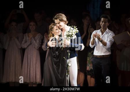 Daria Klimentova und Vadim Muntagirov auf der Bühne während Darias letzter Performance Vorhang Call von Romeo und Julia, Royal Albert Hall - London Stockfoto