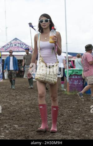 Festivalbesucher, die am ersten Tag des Glastonbury Festivals 2014 in der Worthy Farm in Somerset teilnehmen. Stockfoto