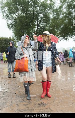 Festivalbesucher, die am ersten Tag des Glastonbury Festivals 2014 in der Worthy Farm in Somerset teilnehmen. Stockfoto