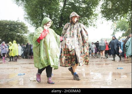 Festivalbesucher, die am ersten Tag des Glastonbury Festivals 2014 in der Worthy Farm in Somerset teilnehmen. Stockfoto