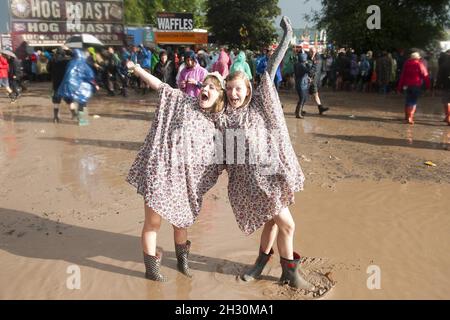 Festivalbesucher, die am ersten Tag des Glastonbury Festivals 2014 in der Worthy Farm in Somerset teilnehmen. Stockfoto