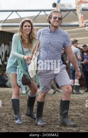 Festivalbesucher, die am ersten Tag des Glastonbury Festivals 2014 in der Worthy Farm in Somerset teilnehmen. Stockfoto