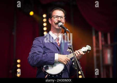 Mr B The Gentleman Rhymer spielt live auf der Bühne am 2. Tag des Camp Beestival 2014 im Lulworth Castle in Dorset Stockfoto