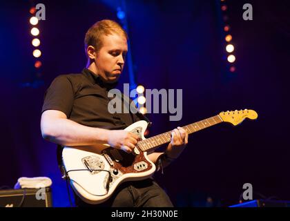 Patrick Alexander von The Wedding Present tritt am 2. Tag des Camp Beestival 2014 im Lulworth Castle in Dorset live auf Stockfoto