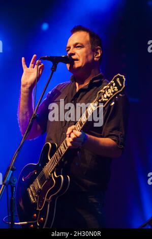 David Gedge von The Wedding Present tritt am 2. Tag des Camp Beestival 2014 im Lulworth Castle in Dorset live auf Stockfoto