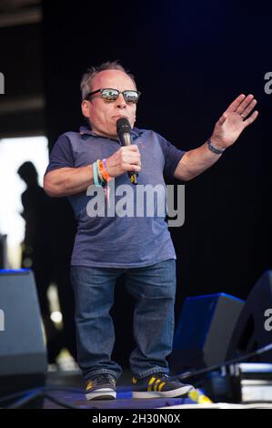 Warwick Davis stellt Chas und Dave auf der Bühne am 3. Tag des Camp Beestival 2014 im Lulworth Castle in Dorset vor Stockfoto