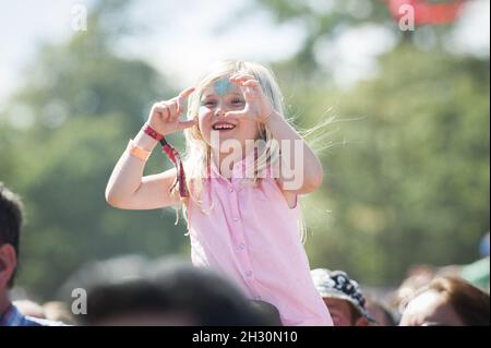 Festivalbesucher in der Menge beobachten Chas und Dave am 3. Tag des Camp Beestival 2014 im Lulworth Castle in Dorset Stockfoto