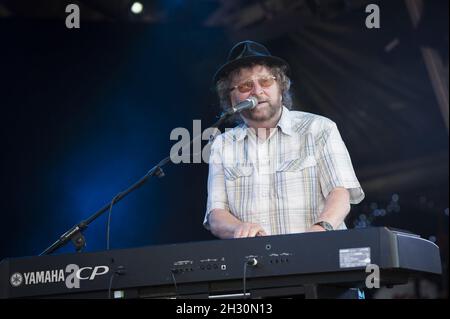 Charles Nichola (Chas) Hodges von Chas und Dave führen am 3. Tag des Camp Beestival 2014 im Lulworth Castle in Dorset live auf der Bühne auf Stockfoto