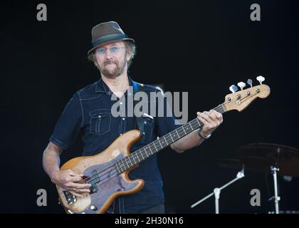 David Victor Paacock (Dave) von Chas und Dave tritt am 3. Tag des Camp Beestival 2014 im Lulworth Castle in Dorset live auf Stockfoto