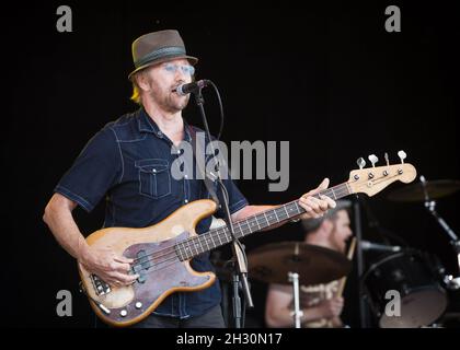 David Victor Paacock (Dave) von Chas und Dave tritt am 3. Tag des Camp Beestival 2014 im Lulworth Castle in Dorset live auf Stockfoto