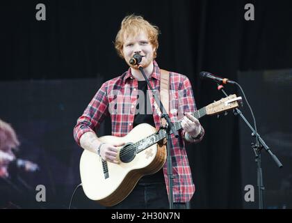 Ed Sheeran tritt am 1. Tag des V Festivals 2014, Hylands Park - Chelmsford, live auf der Bühne auf Stockfoto