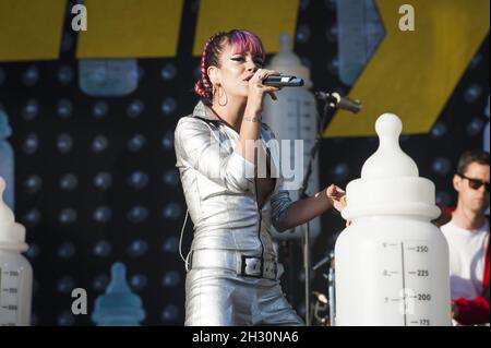 Lily Allen tritt am 2. Tag des V Festivals 2014, Hylands Park - Chelmsford, live auf der Bühne auf Stockfoto