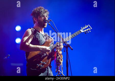 Yannis Philippakis von Foals tritt am 3. Tag des Festivals 2014, Robin Hill Country Park, Isle of Wight, live auf der Bühne auf. Stockfoto