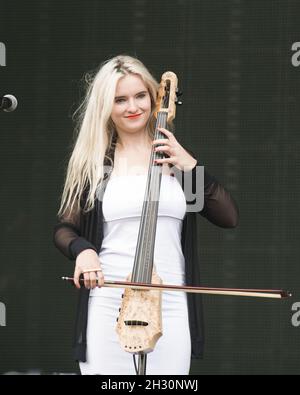 Grace Chatto von Clean Bandit tritt am 4. Tag des Festivals 2014, Robin Hill Country Park, Isle of Wight, live auf der Bühne auf. Stockfoto