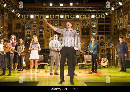 John Dagleish (Ray Davies - Mitte) und die Darsteller von Sunny Afternoon während des Sunny Afternoon Photo Call im Harold Pinter Theater in London. Stockfoto