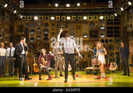 John Dagleish (Ray Davies - Mitte) und die Darsteller von Sunny Afternoon während des Sunny Afternoon Photo Call im Harold Pinter Theater in London. Stockfoto