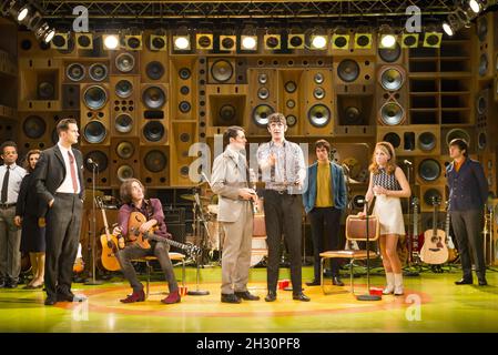 John Dagleish (Ray Davies - Mitte) und die Darsteller von Sunny Afternoon während des Sunny Afternoon Photo Call im Harold Pinter Theater in London. Stockfoto