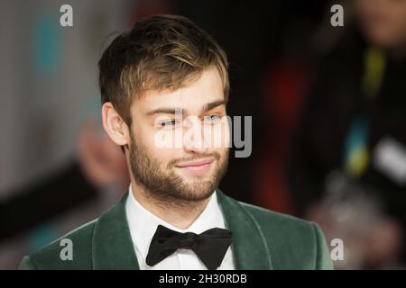 Douglas Booth kommt bei den EE British Academy Film Awards 2015 im Royal Opera House, Covent Garden - London an Stockfoto