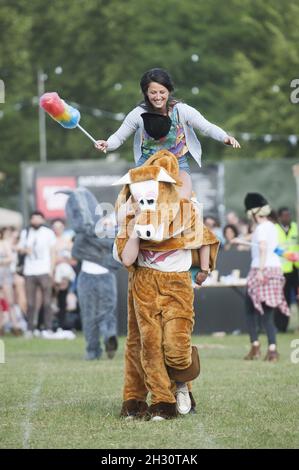 Festivalbesucher nehmen am Pantomime-Pferderennen am 1. Tag des Field Day, Victoria Park - London, Teil Stockfoto