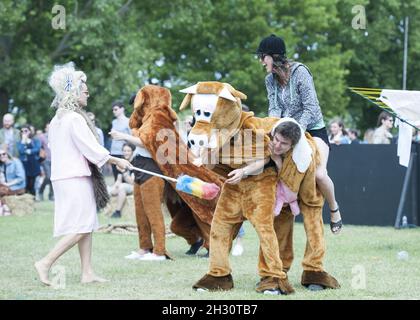 Festivalbesucher nehmen am Pantomime-Pferderennen am 1. Tag des Field Day, Victoria Park - London, Teil Stockfoto