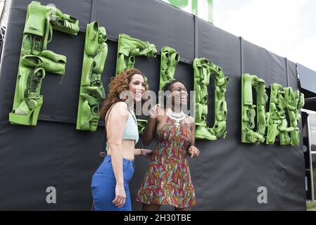 Festivalbesucher vor dem Schuh Pop-up-Shop am 1. Tag des Field Day, Victoria Park - London Stockfoto