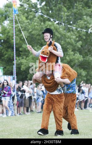 Festivalbesucher nehmen am Pantomime-Pferderennen am 1. Tag des Field Day, Victoria Park - London, Teil Stockfoto