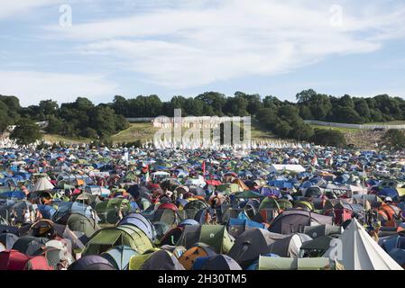 Allgemeiner Blick auf den Pennard Hill Campingplatz und Tipi Felder beim Glastonbury Festival, Worthy Farm, Somerset. Stockfoto