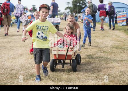 Festivalbesucher spielen auf dem Campingplatz am 2. Tag des Camp Beestival 2015, Lulworth Castle - Dorset. Stockfoto