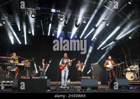 Level 42 spielt live auf der Bühne am 2. Tag des Camp Beestival 2015, Lulworth Castle - Dorset. Stockfoto