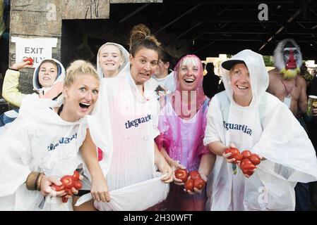 Festivalbesucher mit Ponchos machen sich bereit für einen Tomatenkampf beim Glastonbury Festival 2015, Worthy Farm, Somerset Stockfoto