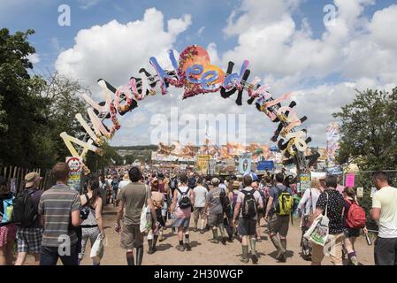 Festivalbesucher wandern am 3. Tag des Glastonbury-Festivals 2015, Worthy Farm, Somerset, über das Glastonbury-Gelände. Stockfoto