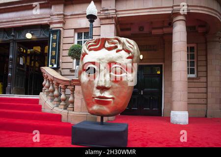 Gesamtansicht einer riesigen BAFTA-Kopfskulptur auf dem roten Teppich bei der BAFTA Downton Abbey-Festaufführung im Richmond Theatre - London Stockfoto