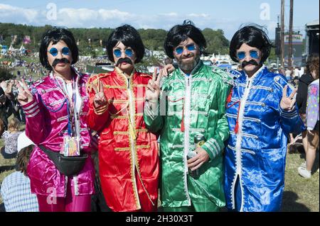 Festivalbesucher in Beatles-Fancy-Kleid am 3. Tag des Festivals 2015 im Robin Hill Country Park, Isle of Wight Stockfoto