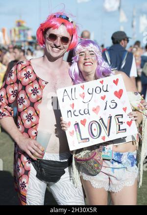 Festivalbesucher im „Summer of Love“-Kleid am 3. Tag des Festivals 2015 im Robin Hill Country Park, Isle of Wight Stockfoto