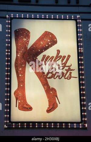 Blick auf das Kinky Boots Schild am Adelphi Theater - London Stockfoto