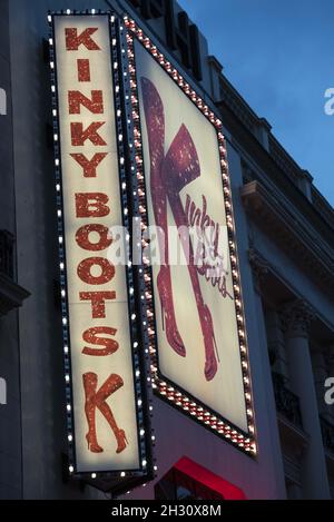 Blick auf das Kinky Boots Schild am Adelphi Theater - London Stockfoto