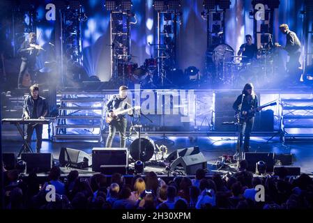 Mumford und Sons treten im Rahmen des Apple Music Festivals 2015 im Roundhouse, Camden, London, live auf. Stockfoto